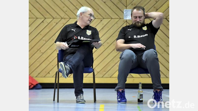 Die Hahnbacher Trainer Sigi Meier (links) und Jörg Lindauer können erstmals in dieser Saison alle Spielerinnen einsetzen. Archivbild: Hubert Ziegler