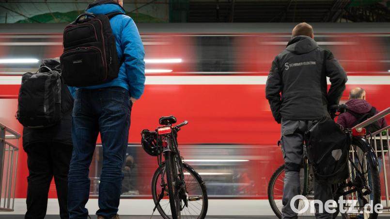 Eine S-Bahn der Deutschen Bahn fährt durch den Dresdner Hauptbahnhof. Bild: Sebastian Kahnert/dpa