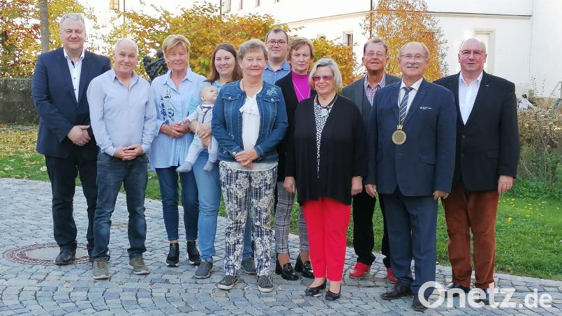 Von links: Landrat Richard Reisinger, Alfons Wanninger, Gisela Krieger, Cornelia und Gabi Büttner mit Baby Julian, Schatzmeister Roland Büttner, Anneliese Kreuzer, Christina Koenen, Altlandrat Armin Nentwig, Kanzler Gerhard Büttner und Vizekanzler Michael Koller. Bild:  Koller/exb