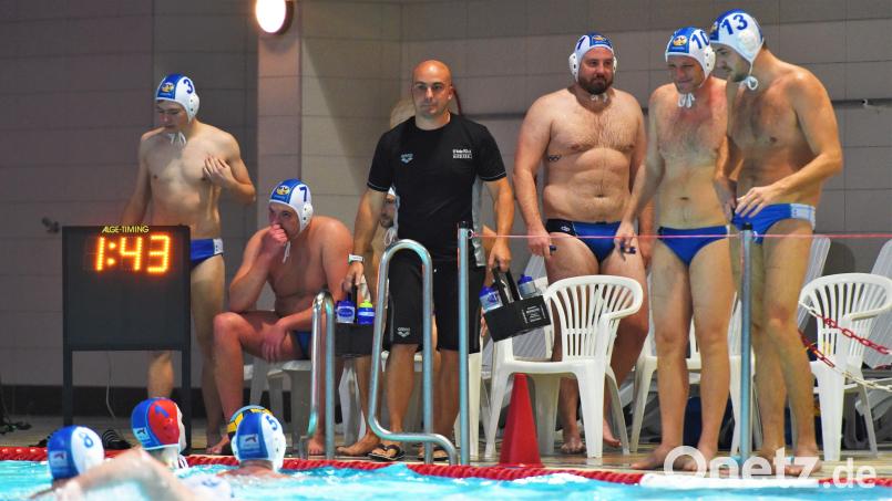 SV-Trainer Thomas Aigner (schwarzes Trikot) ist beim Pokalspiel in Rostock nicht dabei. Ihn vertritt Andreas Jahn (Zweiter von rechts) als Spielertrainer. Bild: Büttner, Gerhard
