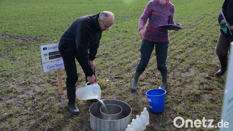 Feldversuch Terra Preta
Reimund Wesinger macht den Infiltrationsversuch Bild: ak