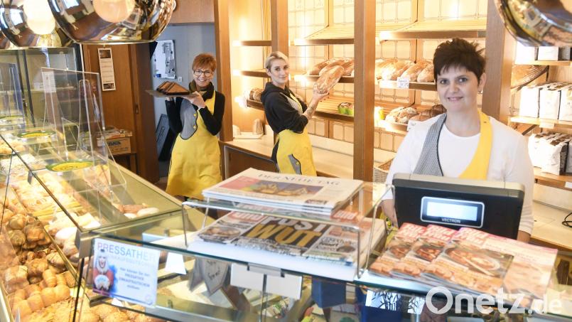 Ende November schließt die Bäckerei Göhl in Pressath. Alexandra Göhl (links) kümmert sich in den nächsten Wochen darum, dass die Mitarbeiter neue Stellen bekommen. Bild: Gabi Schönberger