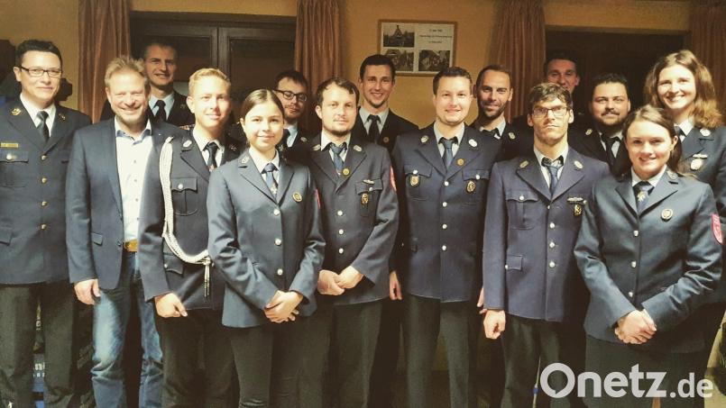 Aktive der Feuerwehr Hiltersdorf werden geehrt (on links): Kreisbrandinspektor Armin Daubenmerkl, Bürgermeister Alwin Märkl, Kommandant Peter Messmann, Andreas Schwarz, Annemarie Englisch, Christoph Wittmann, Florian Heldmann, Martin Haller, Thomas Heldmann, Johannes Schanderl, Fabian Schanderl, Andreas Felbinger, Christian Schwarz, Franziska Schanderl und Michaela Haller. Bild: FFW Hiltersdorf/exb