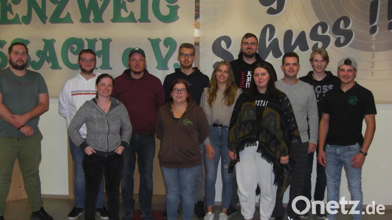 Unter der Anleitung von Katharina Wagner (Dritte von links) qualifizieren sich elf Kandidaten aus dem Oberpfälzer Schützen-Nordgau in Preißach zu Schießsport-Jugendausbildern. Bild: bjp