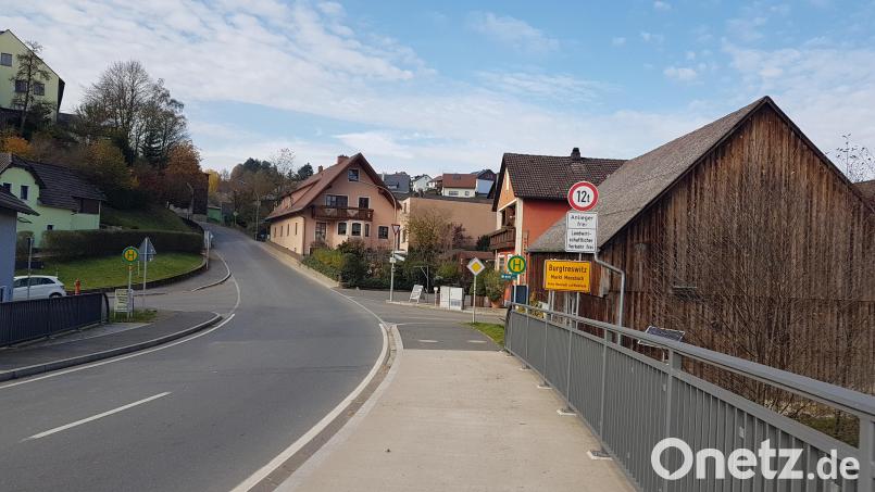 Die neue, ab 12 Tonnen gesperrte Pfreimdbrücke in Burgtreswitz dient den Fernfahrern schwerer Fahrzeuge immer mehr zur Abkürzung ihrer Strecken. Dadurch kann die Brücke Schäden erleiden. rm. Bild: gi
