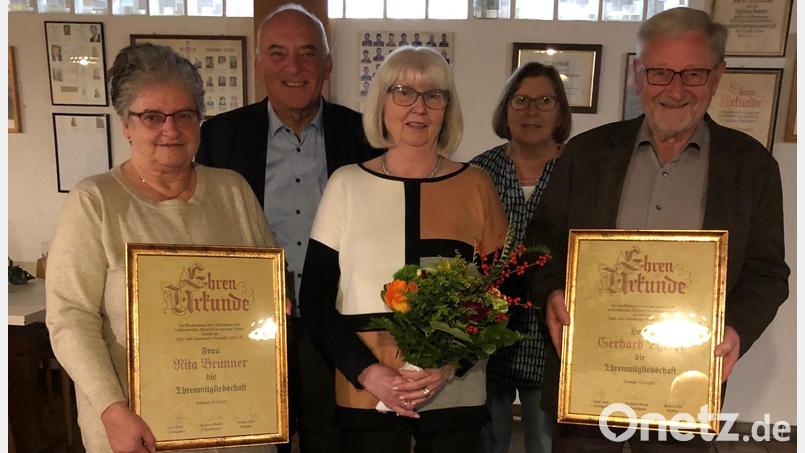 Rita Brunner und Gerhard Egerer (mit Urkunde) freuen sich über die Auszeichnung als Ehrenmitglied und versprachen, dem Verein noch weiterhin zu helfen. Bild: ffz
