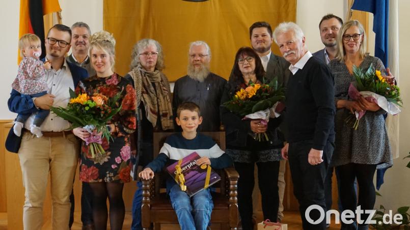 Daniela und Jan Kahriger vom Gasthof "Am Sonnenhang" (rechts) bereiten den Urlauberfamilien schöne Aufenthalte. Bürgermeister Andreas Wutzlhofer (hinten links) überreicht Stadtgeschenke an die treuen Gäste. Bild: dob