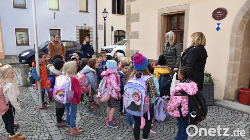 Dritte Bürgermeisterin Anita Heßler empfing die US-Kindergartenkinder zu einem Halloween-Besuch in Grafenwöhr. Bild: sne