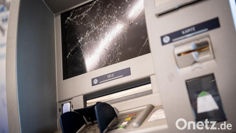 Mehrere Unbekannte haben in der Nacht zum Freitag in Oberbayern einen Geldautomaten gesprengt. Symbolbild: Matthias Balk/dpa