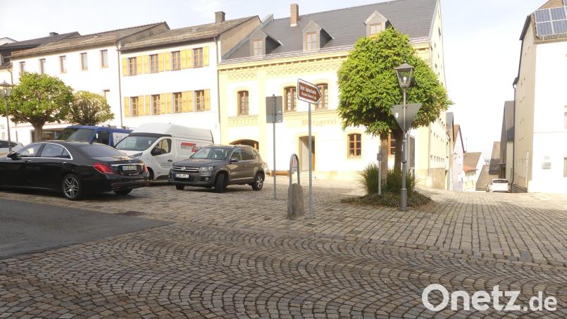 Die beiden Stellplätze links des Pflanzstreifens sollen künftig für einen barrierefreien Übergang und für eine Fahrradstellfläche genutzt werden. Mangeln soll es an Parkplätzen trotzdem nicht: Im Bereich des Rotary-Brunnens sollen neue Stellplätze geschaffen werden. Bild: rn
