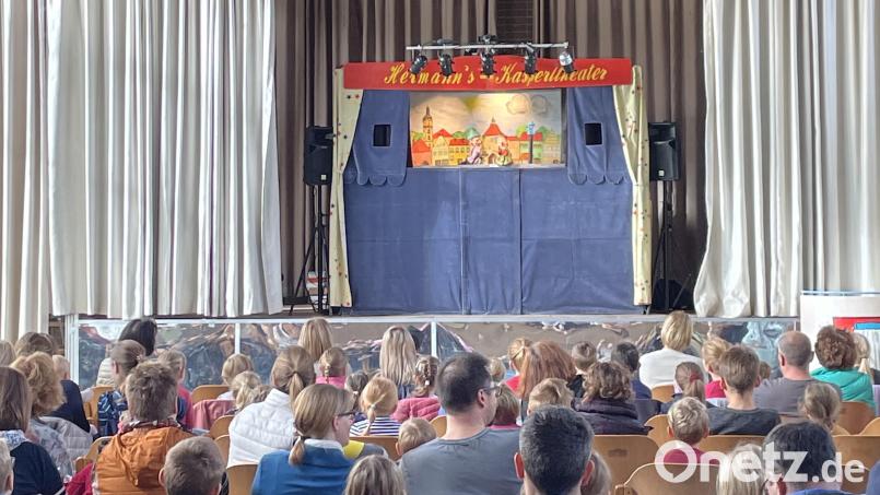 Über 120 Kinder mit Eltern oder Großeltern waren zum Kasperltheater in die Mehrzweckhalle gekommen, darunter sogar eine kostümierte Kindergeburtstagsgesellschaft. Bild: sei