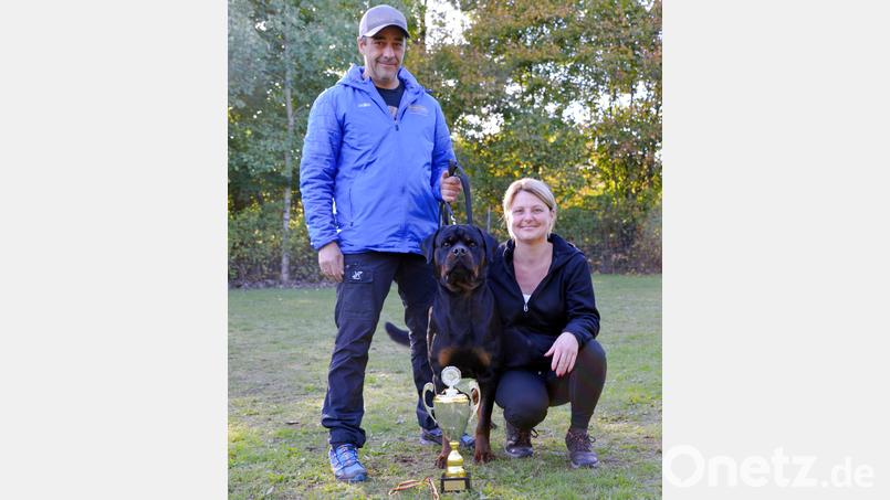 „Xenio vom Kümmelsee“, hier mit seinen Besitzern Nicole und Andreas Distler, wurde Naabtalsieger 2022. Bild: Sonja Zühlke/exb