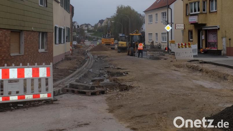 Die Bauarbeiten in der Bahnhofstraße laufen zügig weiter. Wenn alle Granitborde gesetzt sind, soll Mitte November bereits der Abschnitt beim Feuerwehrhaus asphaltiert werden. Bild: Stefanie Gradl