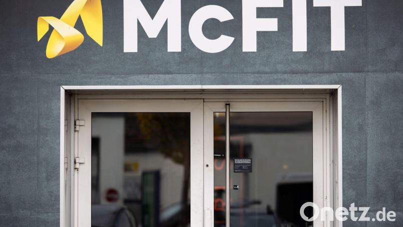 Eingangsbereich eines McFit-Fitnessstudios. Bild: Christoph Reichwein/dpa/Archivbild