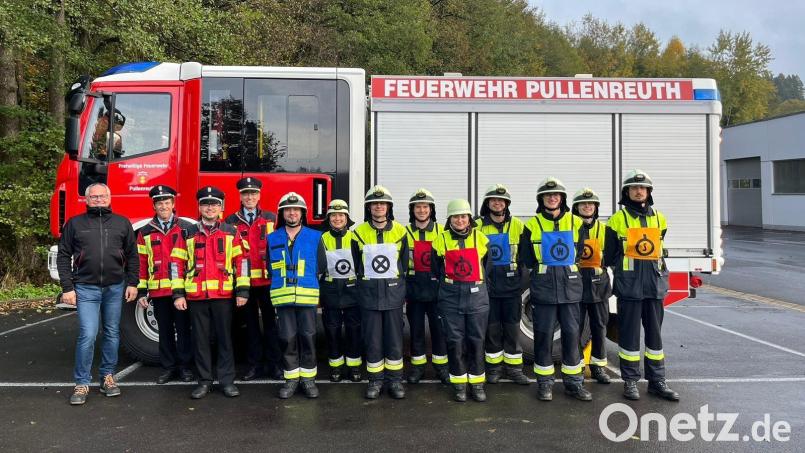 Eine Gruppe der Feuerwehr Pullenreuth legte das Leistungsabzeichen „Wasser“ erfolgreich ab. Bürgermeister Hubert Kraus (von links) und die Kreisbrandmeister Peter Prechtl, Florian Braunreuther und Alois Schindler sowie Gruppenführer Andreas Philipp gratulierten. Bild: exb