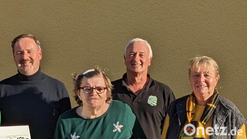 Der SC Weiding verband das Helfertreffen mit einer Ehrung und einer Preisübergabe. Im Bild die beiden Siegerinnen des Luftballonwettbewerbs Ingrid Ostermann (Mitte) und Anastasia Mauritz (rechts) zusammen mit den beiden Vorständen des SC Weiding, Engelbert Horn und Josef Hellerbrand. Bild: eib