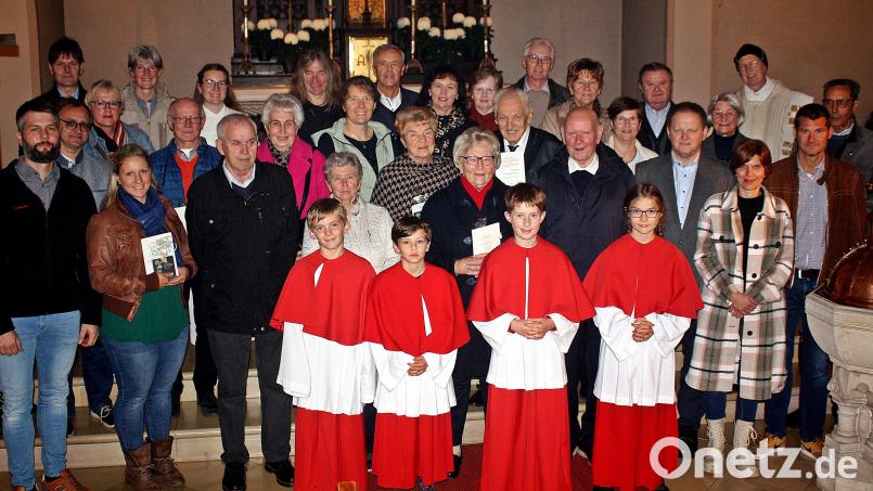 Die Ehejubilare der Pfarrei St. Marien: Das Ehepaar Riedl (Bildmitte, vorne) feiert das 65-, das Ehepaar Stöckl das 60-Jährige. Bild: R. Kreuzer