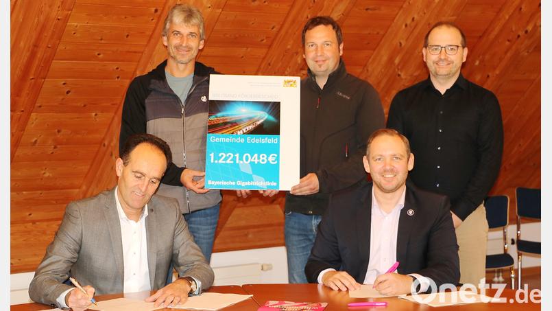 Im Beisein der Gemeinderäte Manfred Pirner und Stefan Haas (hinten von links) unterzeichneten Bürgermeister Hans-Jürgen Strehl sowie Enrico Delfino und Rainer Spiegel als Vertreter der Telekom den Kooperationsvertrag. Bild: gru