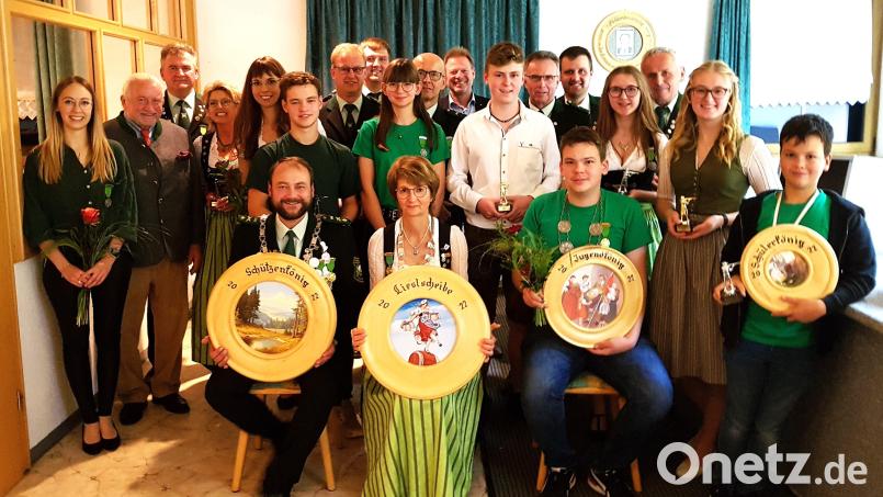 Königsproklamation bei der Schützengesellschaft D'Fensterbachtaler (sitzend, von links): Schützenkönig Günther Rumpler, Schützenliesl Renate Schäffer und Jugendkönig Martin Fischer; stehend (von links): Patrizia Schäffer, Ulrich Schmid, Schützenmeister Franz Fruth, Petra Donhauser, Michaela Schäffer, Paul Rumpler, Anton Heldmann, Markus Schadl, Carina Fischer, Willi Donhauser, Bürgermeister Alwin Märkl, Andreas Heldmann, Gottlieb Schäffer, Stefan Schadl, Johanna Fruth, Alfred Schadl, Simone Heldmann und Jakob Rumpler. Bild: Petra Donhauser/exb