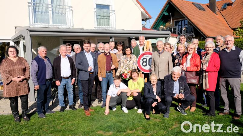 Ein besonderes Zeichen für Vereinstreue und freundschaftliche Verbundenheit: Die große Zahl der Gratulanten anlässlich des 80. Geburtstages von Josef Brandner. Bild: mab