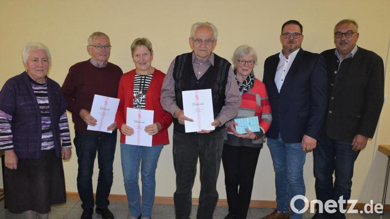 Jahrzehntelange und verdiente Mitglieder zeichnete die KAB Pechbrunn aus. Im Bild (von links) Sprecherin Margarethe Schulda, Richard und Sieglinde Söllner, Siegfried Protschky, das neue Ehrenmitglied Maria Neumann, Bürgermeister Stephan Schübel und Sprecher Franz Döllinger. Bild: jr