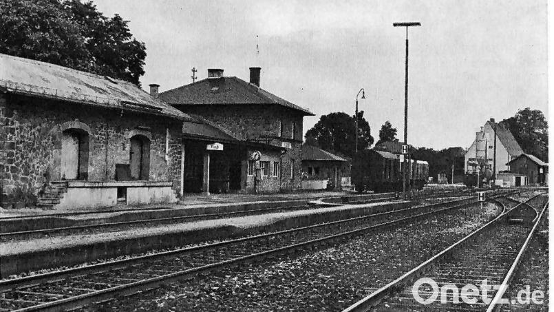 Diese historische Aufnahme zeigt den Flosser Bahnhof vor seiner Auflösung. Bild: Hanns Siegert (Archiv)/exb