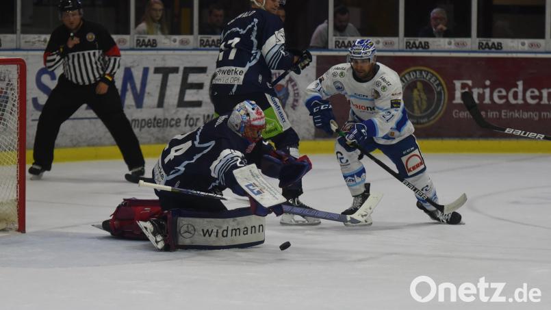 Die Blue Devils bezwangen am Freitag den SC Riessersee mit 4:1. In dieser Szene klärt der überragende Goalie Jaroslav Hübl gegen den Garmischer Alexander Höller, hinten Elia Ostwald. Bild: Gebert