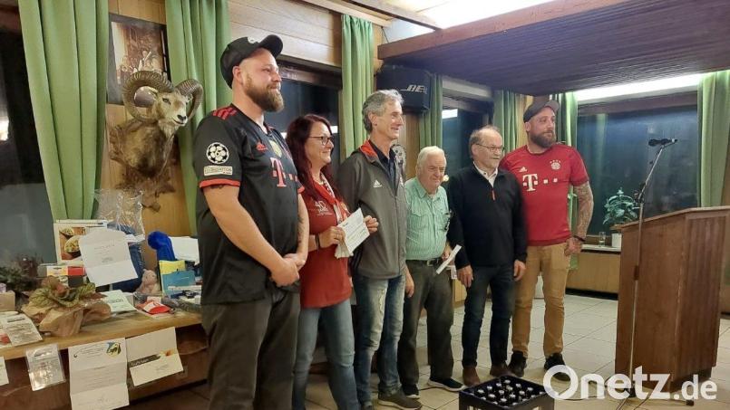Mit Preisen wurden die besten Teilnehmer am Preisschafkopf von den Verantwortlichen des Bayern-Fanclubs Neustadt belohnt. Bild: exb/Bayern Fanclub