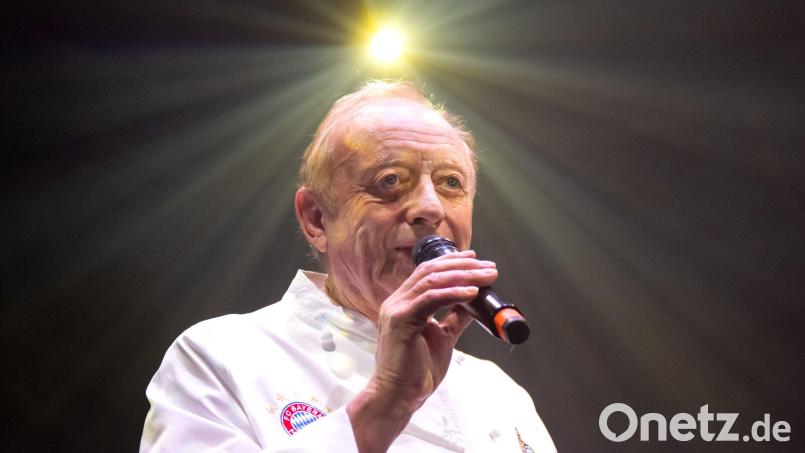 Alfons Schuhbeck singt bei der Premierengala der neuen Show &quot;Moonia&quot; im &quot;Teatro&quot;. Bild: Sven Hoppe/dpa