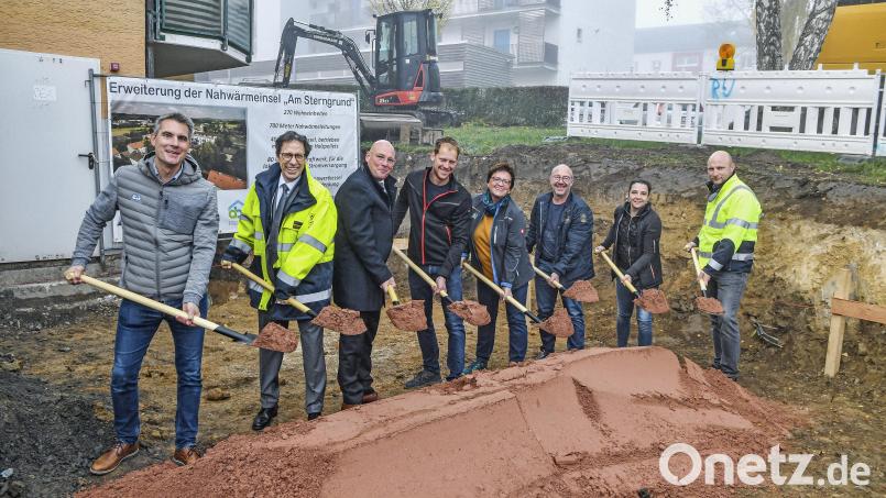 Spatenstich für die neue Heizzentrale: Im Bild von links Stewog-Geschäftsführer Mario Wuttke, ESM-Geschäftsführer Klaus Burkhardt, Oberbürgermeister Oliver Weigel, Thorsten Rupprecht von der gleichnamigen Baufirma, die technische Koordinatorin der Allgemeinen Baugenossenschaft Martina Koller, Matthias und Lucia Scheiblich von der Heizungsbaufirma Scheiblich sowie Projektkoordinator Dominik Blechschmidt. Bild: Florian Miedl/fph