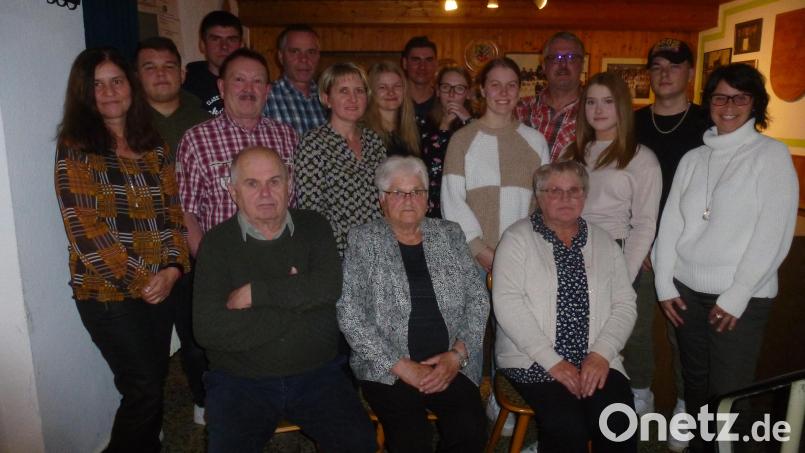 Marlene Kummer (vorne, Mitte) mit ihren beiden noch lebenden Geschwistern, ist stolz auf die Familien ihrer Kinder, denen sie jede Hilfe zukommen lässt.. Bild: bk