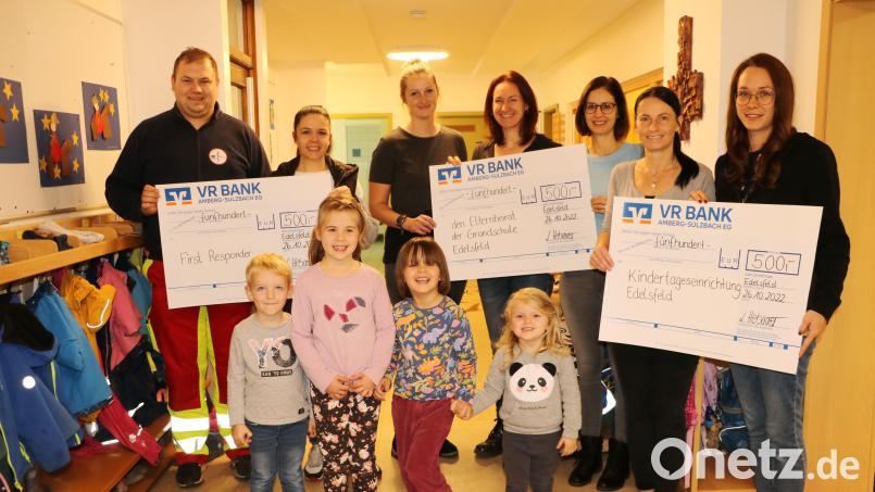 Die Verantwortlichen des Basars überreichten im Beisein von Kindergartenkindern Spenden an die Kindertagesstätte, die Grundschule Edelsfeld und die First Responder. Bild: gru
