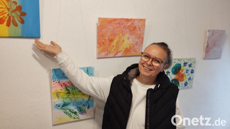 Künstlerin Nathalia Sanzharevska aus der Ukraine hat Kinder und Erwachsene in die Acrylmalerei eingeführt. Die Ergebnisse des Schnupperkurses wurde jetzt der Öffentlichkeit präsentiert. Bild: ads