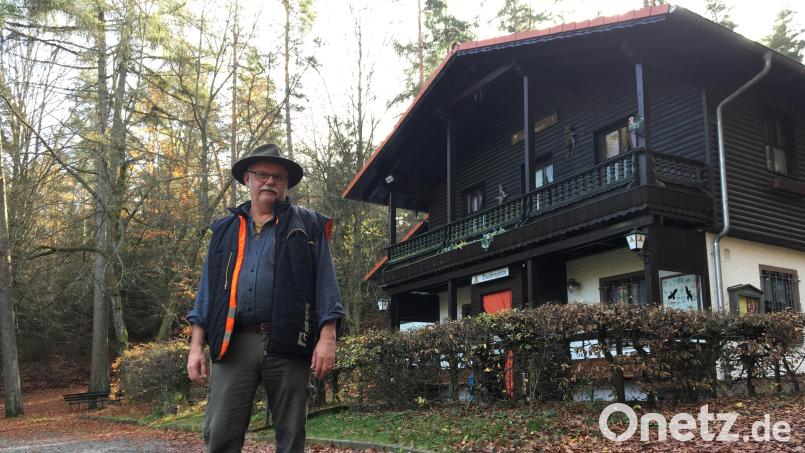 Hans Biller taucht die Buchberghütte in weihnachtlichen Glanz. Für alle vier Adventssonntage organisiert er einen Weihnachtsmarkt rund um die Hütte. Bild: upl