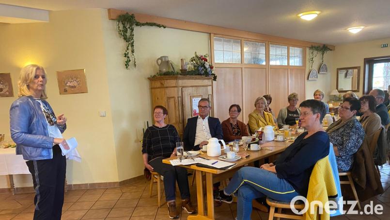 Beim politischen Frühstück der Frauen-Union trug Andrea Lang wichtige Inhalte aus dem Grundsatzprogramm der CSU vor. Bild: jzk