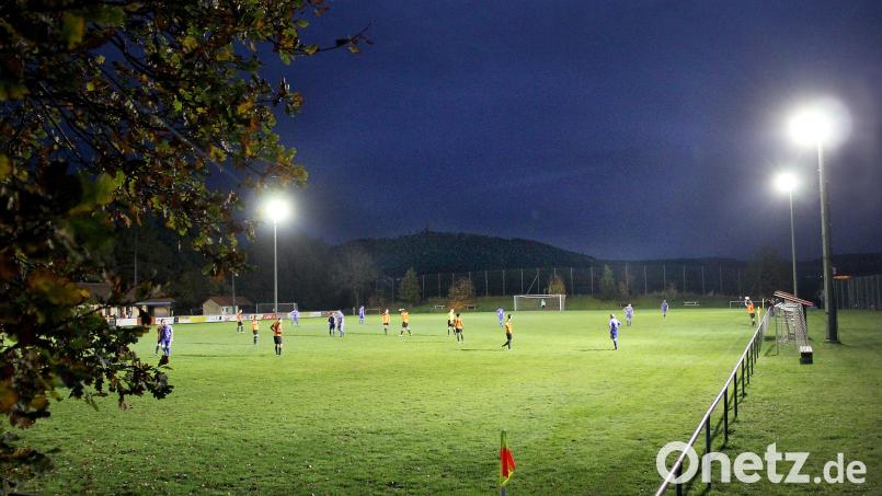 Optimale Ausleuchtung des Spielfeldes mit weniger Energieverbrauch: Die neue LED-Flutlichtanlage am Sportplatz des FC Niedermurach macht es möglich. Bild: Josef Böhm