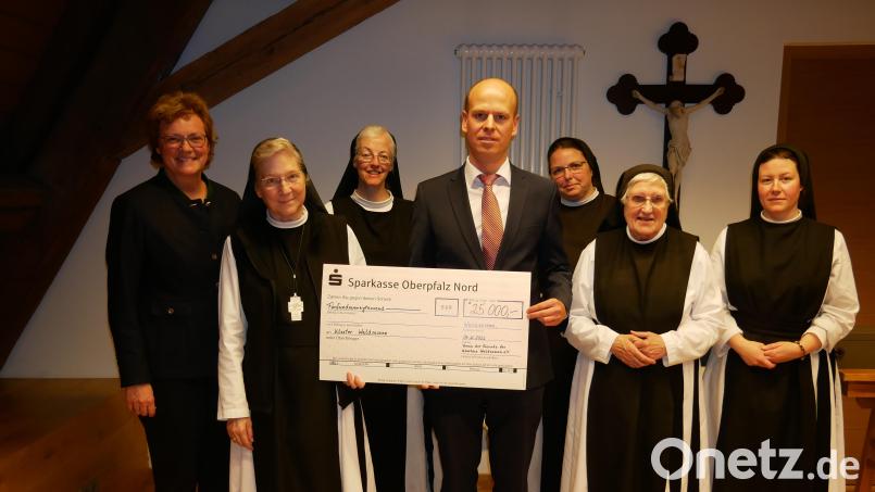 Mit einer Spende in Höhe von 25.000 Euro stärkt der Verein der &quot;Klosterfreunde von Waldsassen&quot; die Eigenmittel der Abtei. Im Bild (von links) Vorsitzende Monika Hohlmeier, Äbtissin Laetitia Fech, Schwester Agnes, Schatzmeister Thomas Böhm und die Schwestern Sophia, Mechthild und Raphaela vom Konvent. Bild: hmr