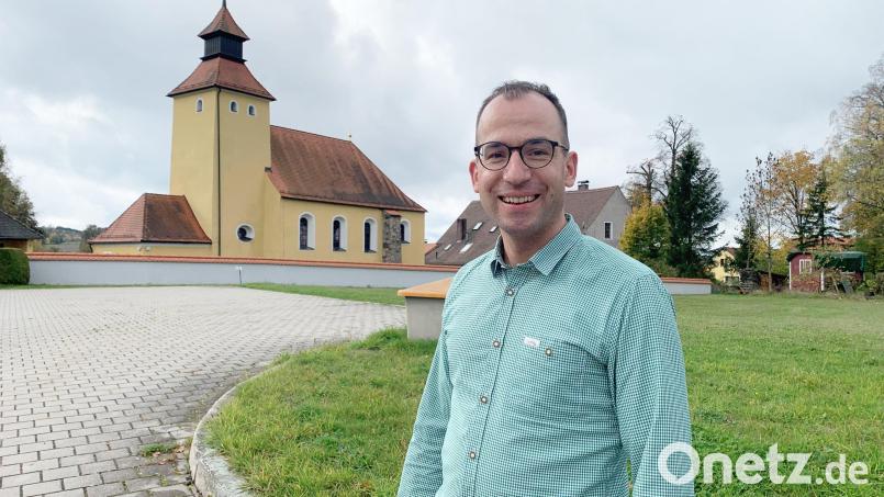 Florian Meißner vor der Kirche in seiner Heimatgemeinde Oberlind. Der Richter und CSU-Stadtrat ist seit kurzem im Priesterseminar in Regensburg und prüft sich vorerst ein Jahr lang, ob er tatsächlich das Zeug zum Pfarrer hat. Bild: ck