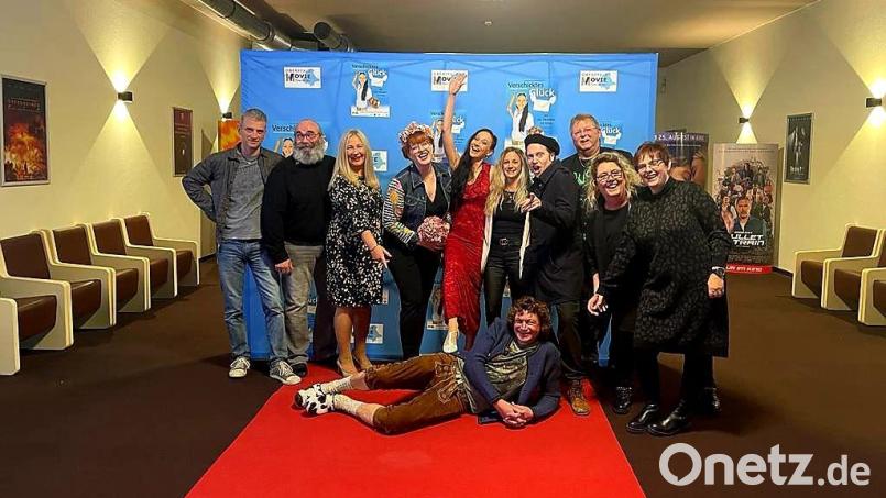 Der Film &quot;Verschicktes Glück&quot; feierte eine weitere Erstaufführung in Burglengenfeld, wo zahlreiche Erinnerungsbilder mit den Mitwirkenden entstanden. Bild: td