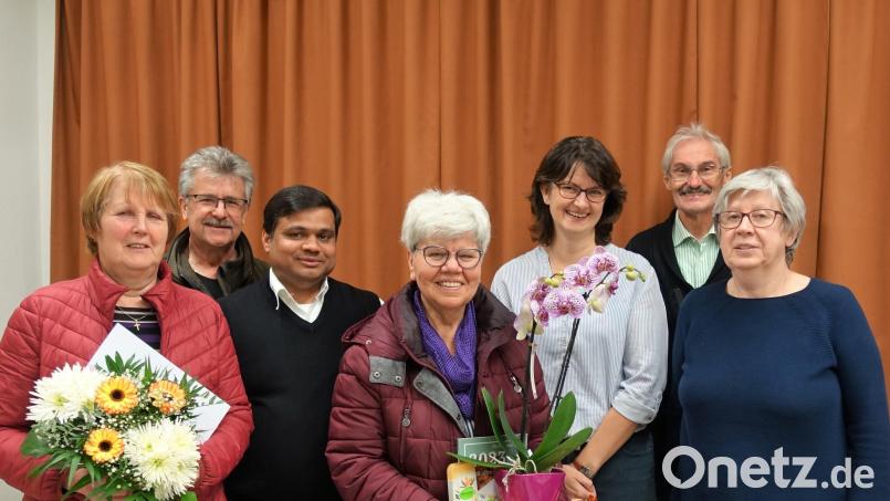 Ehrungen und Verabschiedungen bei der KAB Fuchsmühl: Im Bild von links Elisabeth Vogl, Bürgermeister Wolfgang Braun, Präses Pater Martin Mundackal, Christa Müller, das Vorstandsteam mit Bettina Stock, Willi Greger und Karin Ernstberger. Bild: Michaela Staufer/exb