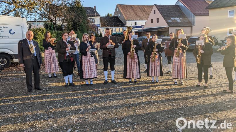 Musik ist Viktor Gitters Leidenschaft. Da spielte die Stadtkapelle natürlich zum 80. Geburtstag zünftig auf. Bild: wel