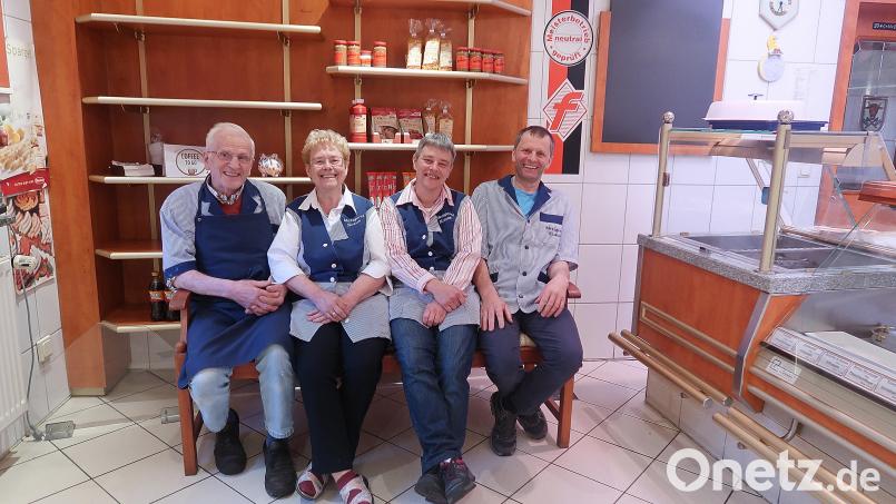 Über künftig etwas mehr Ruhe freuen sich nach der Geschäftsaufgabe (von links) Georg, Martha, Beate und Andreas Kraus. Leicht fiel die Aufgabe der Metzgerei jedoch nicht. Bild: bsc