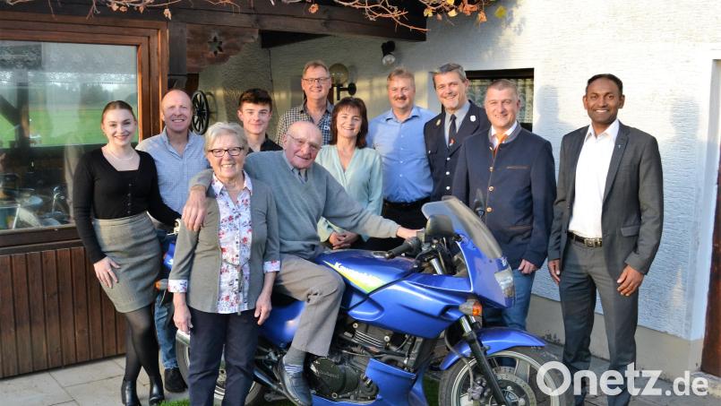 Pfarrer Jaison Thomas und Bürgermeister Dietmar Schaller (von rechts), seine Familie und Vereinsvertreter gratulierten dem nach wie vor aktiven Motorradfahrer zum runden Geburtstag. Bild: kki