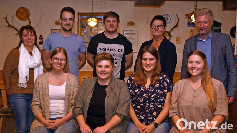 Bettina Krapfl (vorne, Zweite von links) ist die neue Vorsitzende der Faschingsgesellschaft Plößberg. Mit im Bild: (vorne von links) Tanja Betz, Lisa Rath und Jennifer Bäumler sowie (hinten von links) Kerstin Heindl, Sebastian Schwägerl, Thomas Krapfl, Waltraud Rath vom LVO und Bürgermeister Lothar Müller. Bild: gbj