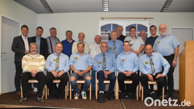 Der neue Vorstand der &quot;Höhe 308&quot; mit Ehrengästen und Geehrten. Walter Siegert (sitzend links) ist 25 Jahre dabei. Bild: hcz