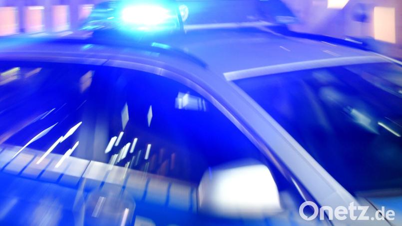 Die Polizei ermittelt wegen eines Autos, das am Samstag auf drei Rädern durch Burglengenfeld brauste. Symbolbild: Carsten Rehder