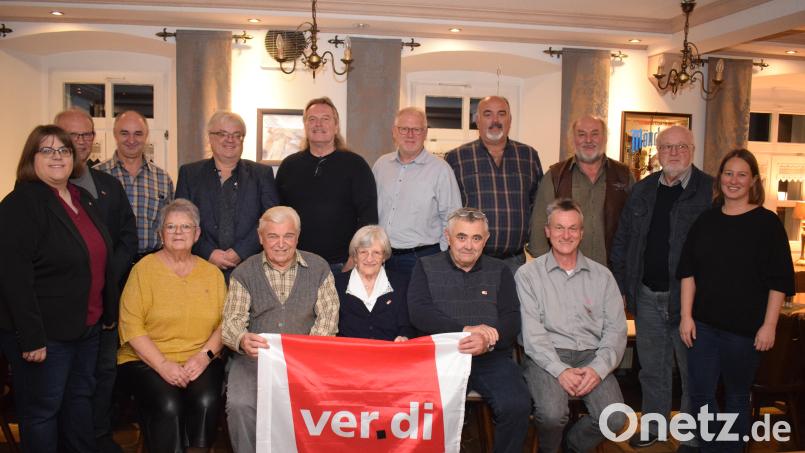 Die Dienstleistungsgewerkschaft ver.di ehrte langjährige Mitglieder. Die Auszeichnung überreichten die Gewerkschaftssekretärin Eva Bösl (links) und die stellvertretende Bezirksgeschäftsführerin Marina Mühlbauer (rechts). Bild: bnr