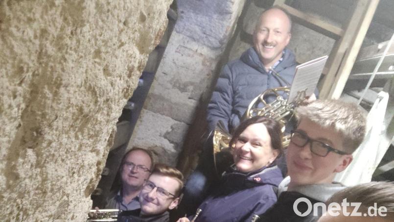 Ein Teil des evangelischen Posaunenchores nimmt am Reformationstag den Aufstieg auf den Kirchturm der Kirche St. Johannes Baptista im Kauf und spielt in luftiger Höhe Choräle. Bild: Evangelischer Posaunenchor/exb