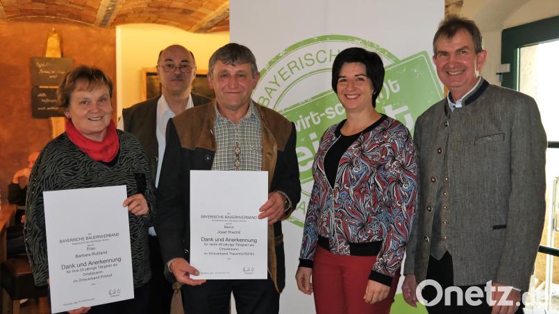 BBV-Kreisobmann Josef Irlbacher, Kreisbäuerin Sabine Schindler (von rechts) und Geschäftsführer Josef Wittmann (Zweiter von links) verabschiedeten Ortsbäuerin Barbara Ruhland (links) und Ortsobmann Josef Prechtl (Dritter von links) und überreichten ihnen eine Urkunde. Bild: Hirsch