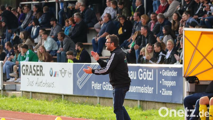 Roland Lang, Trainer des TSV Erbendorf, durfte den nächsten Sieg seiner Mannschaft bejubeln. Der TSV ist in der Kreisliga Nord dem Spitzenreiter FC Vorbach auf den Fersen. Archivbild: Dieter Jäschke